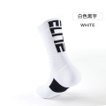 2020 Großhandel farbenfrohe Nylon Mid Alphabet Muster Basketball Crew Socken Männer